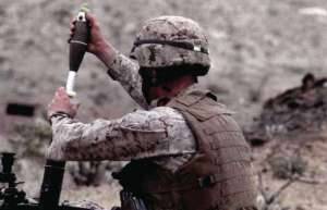 Морской пехотинец готовится опустить мину в ствол 60-мм миномета M224 во время учений Utility Fury в штате Калифорния